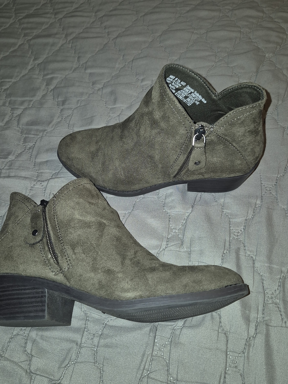 SO Angelfish Olive Green Faux Suede Chukka Booties 6.5 Memory Foam Ankle Boots